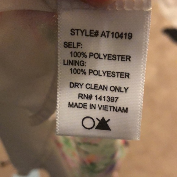 ASTR The Label Cropped V-Neck Blouse in Dainty Floral - Picture 8 of 8